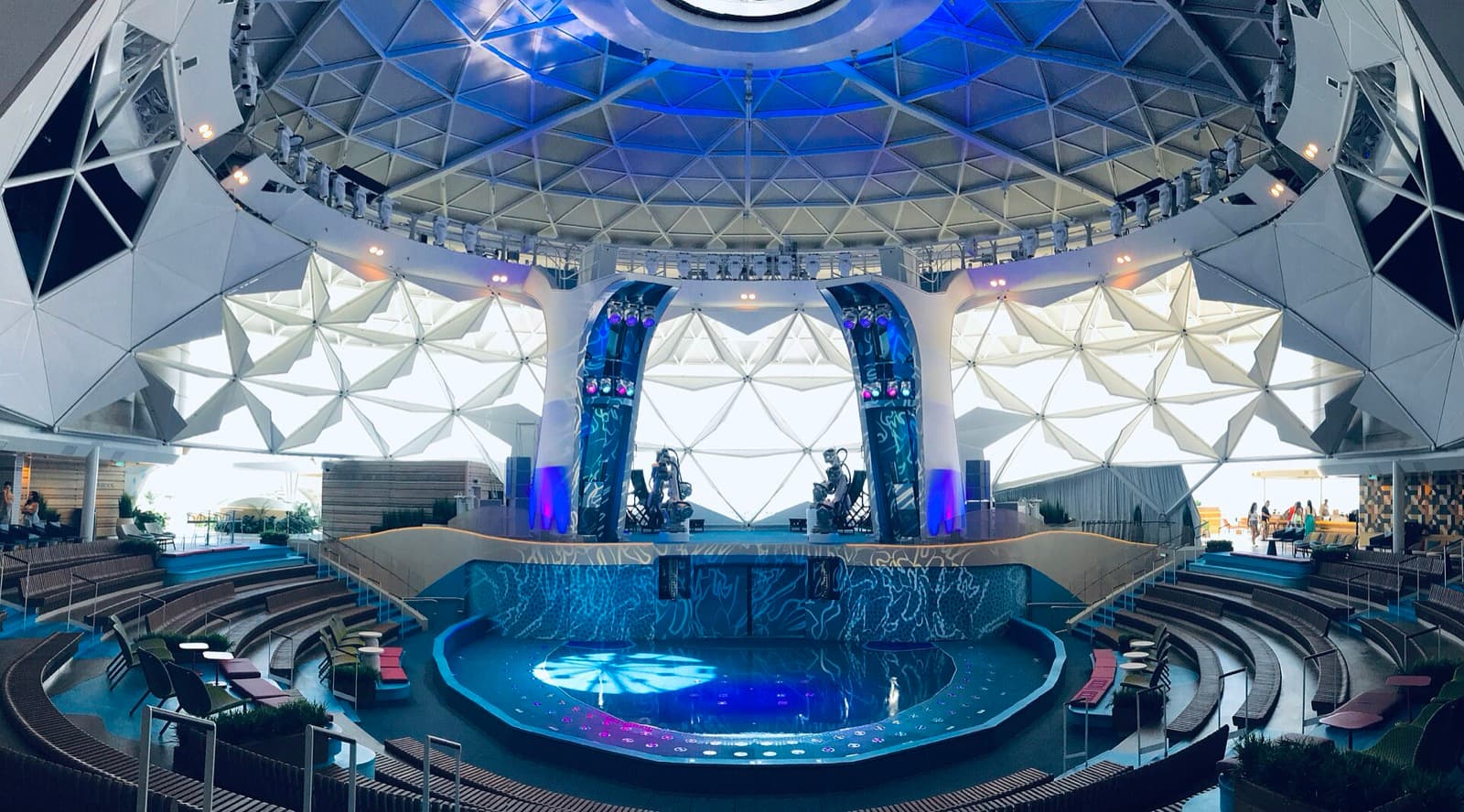 Interior del AquaDome, una cupula de cristal con alberca y escenario