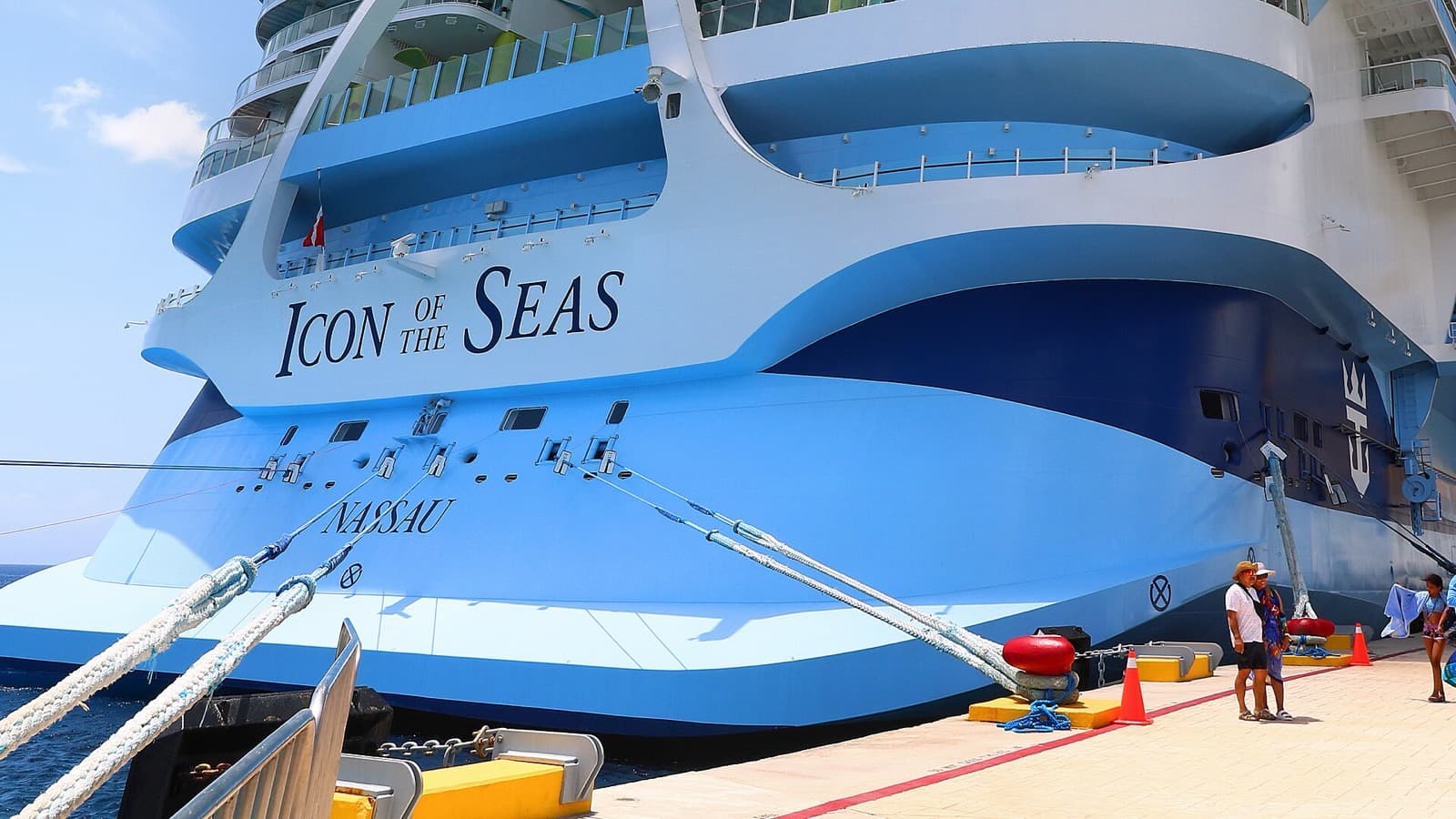 El Icon of the Seas amarrado en el muelle, con su nombre y su puerto de matricula pintados en el casco