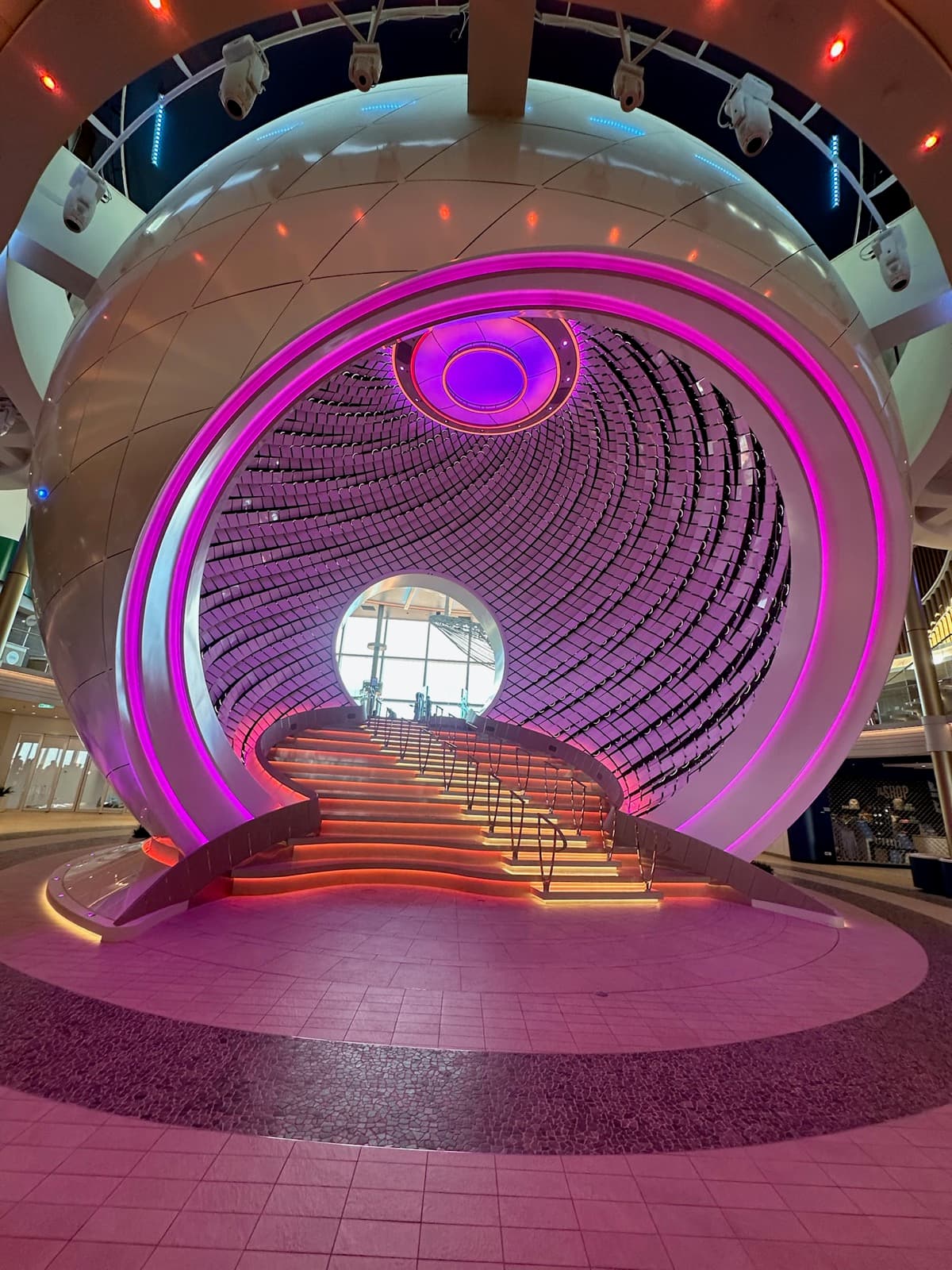 The Pearl, una escultura esferica de mosaicos en el interior del barco